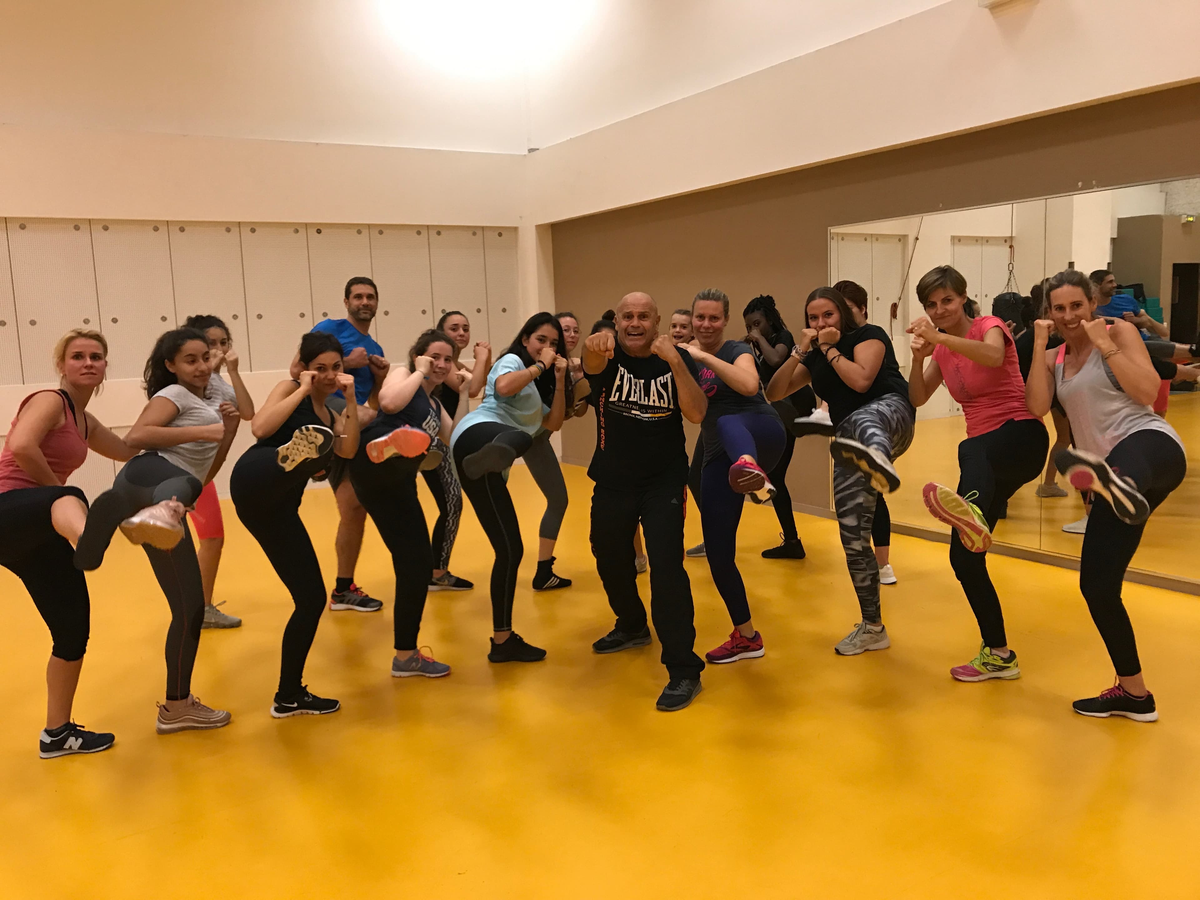 Groupe de boxeurs en garde lors d'un entraînement de boxe française au Punching Boxe